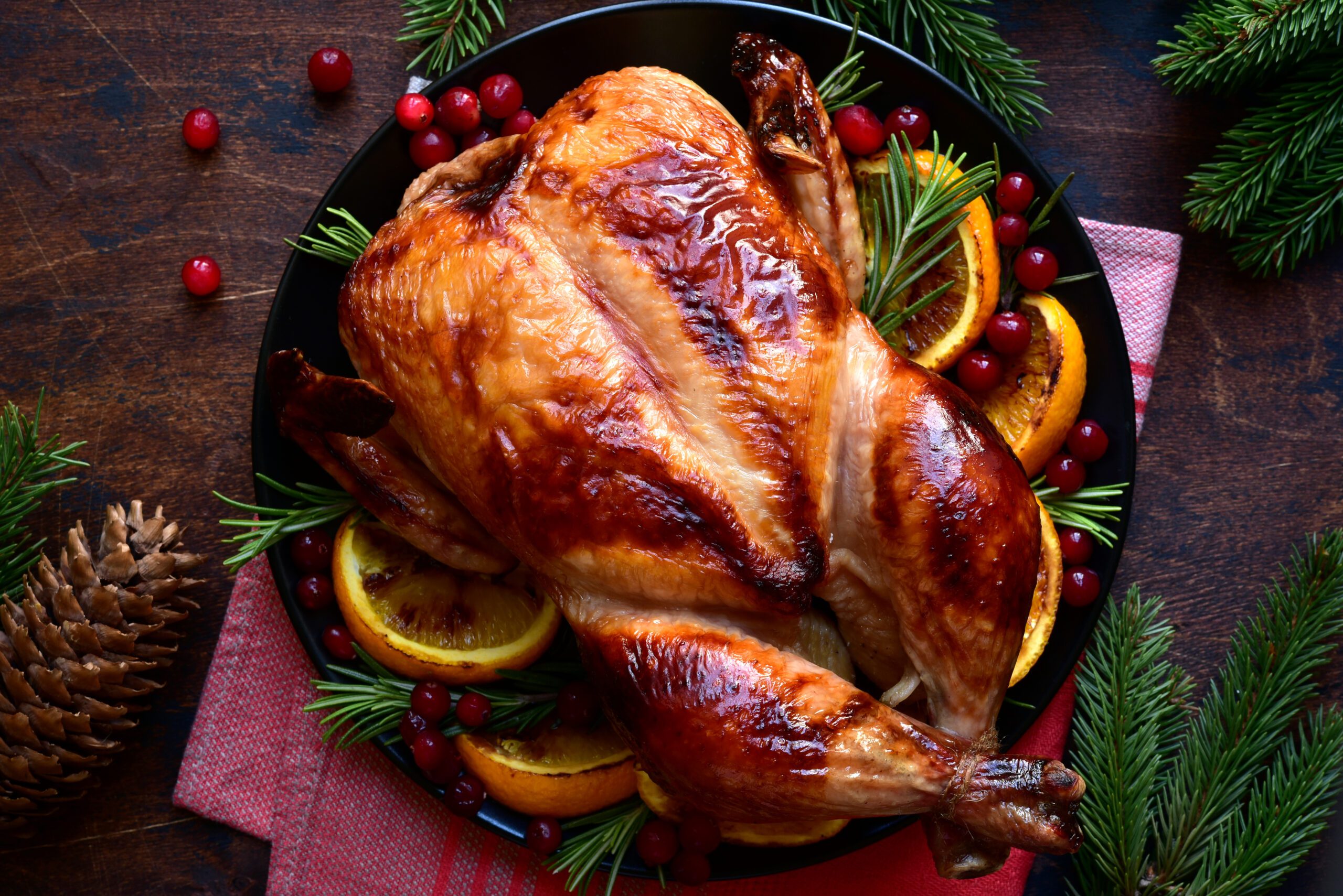 Roasted,Chicken,With,Oranges,,rosemary,And,Cranberries,On,A,Christmas